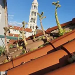 Πανσιόν Malena Palace Experience 3*