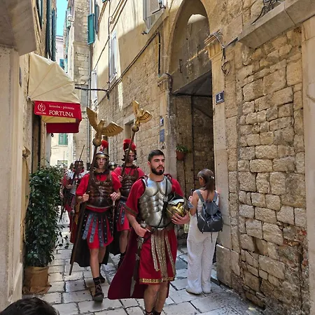 Malena Palace Experience سبليت